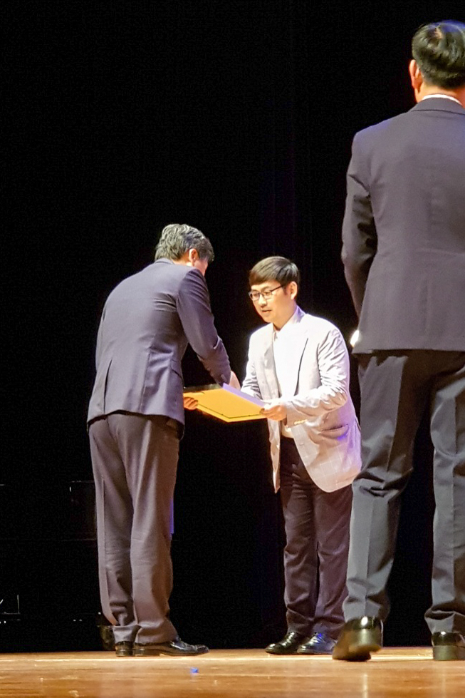 표창장 수여 사진.jpg